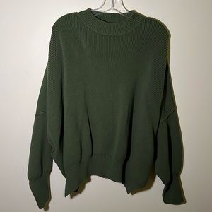 Free People oversized sweater. Worn twice. Very comfortable!
